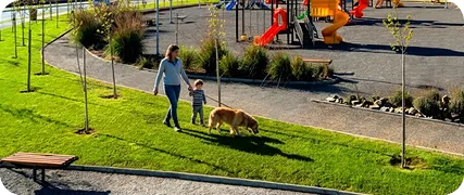 Zona de juegos con columpios