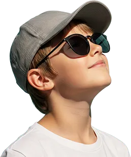 Niño con gorra y lentes de sol