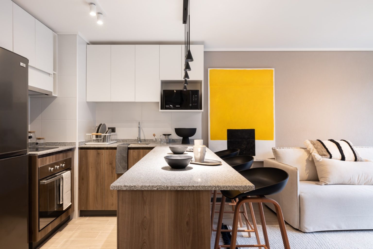 Cocinas integradas y full equipadas
Una cocina acogedora y bien diseñada para el día a día..
