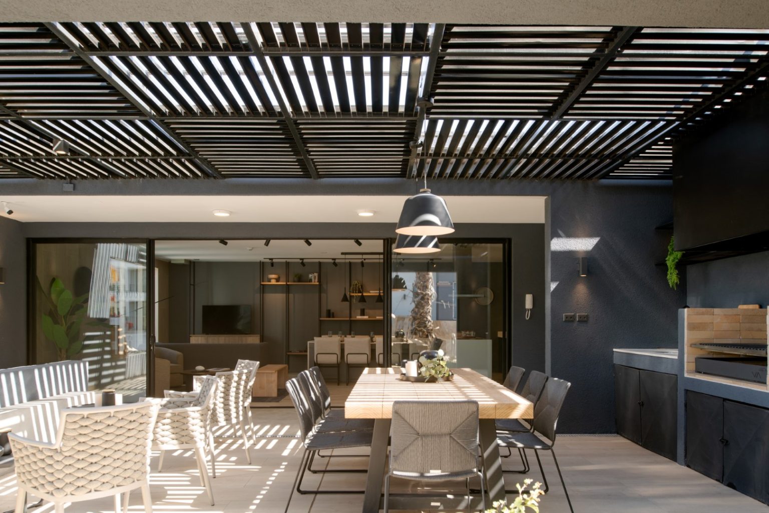 Quincho exterior
Ideal para celebrar con comodidad y al aire libre.

