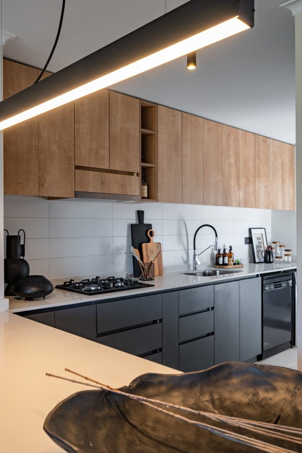 Integradores espacios
Cocina con equipamiento moderno, amplio para cocinar y compartir momentos memorables con la menor compañía.
