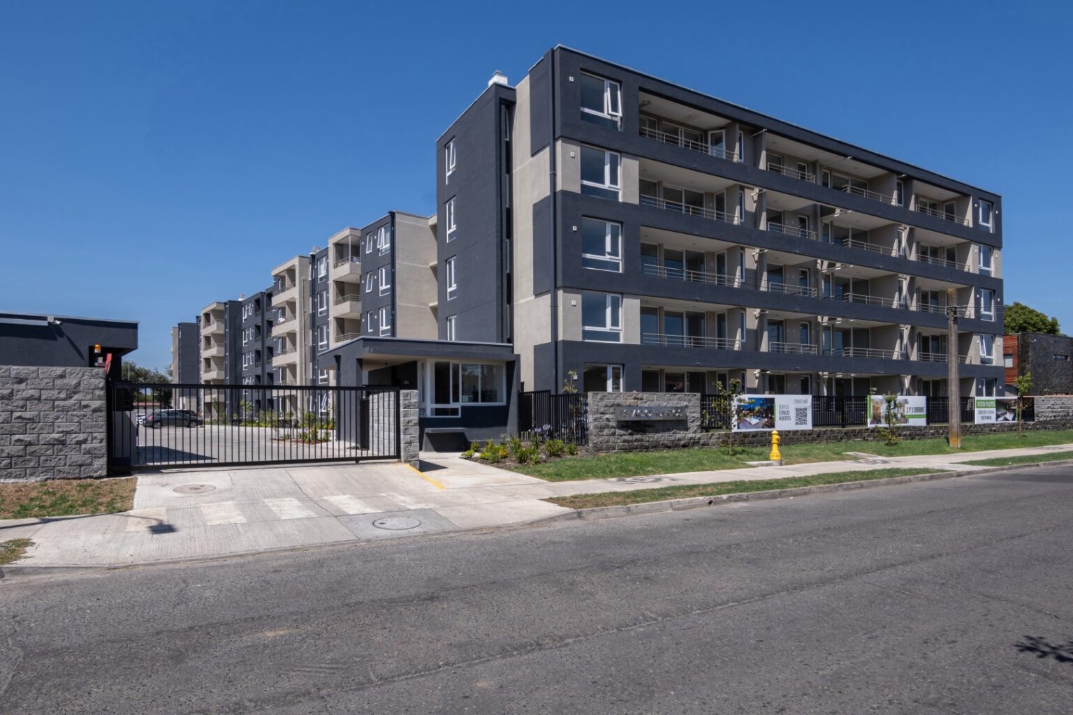 Un edificio de baja altura
Pensado en la familia y el entorno, el proyecto luce una arquitectura amigable con el entorno, priorizando los espacios de comunes y áreas verdes.
