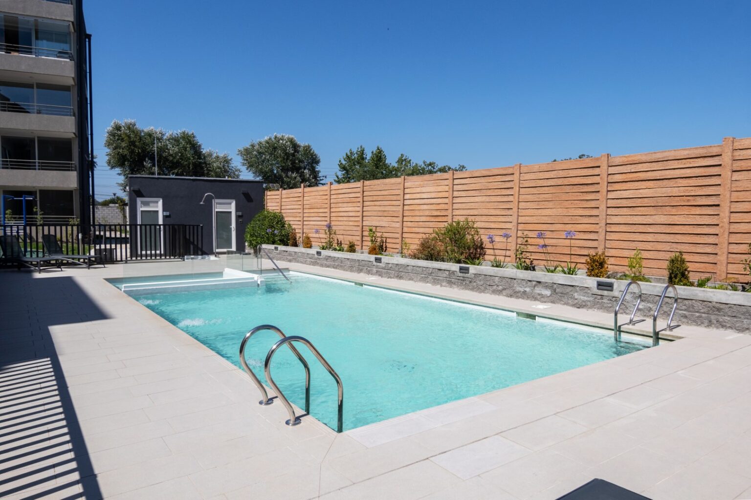 Área de piscina
Un espacio para toda la familia, con piscina para niños y adultos, en un entorno tranquilo y con áreas de descanso.
