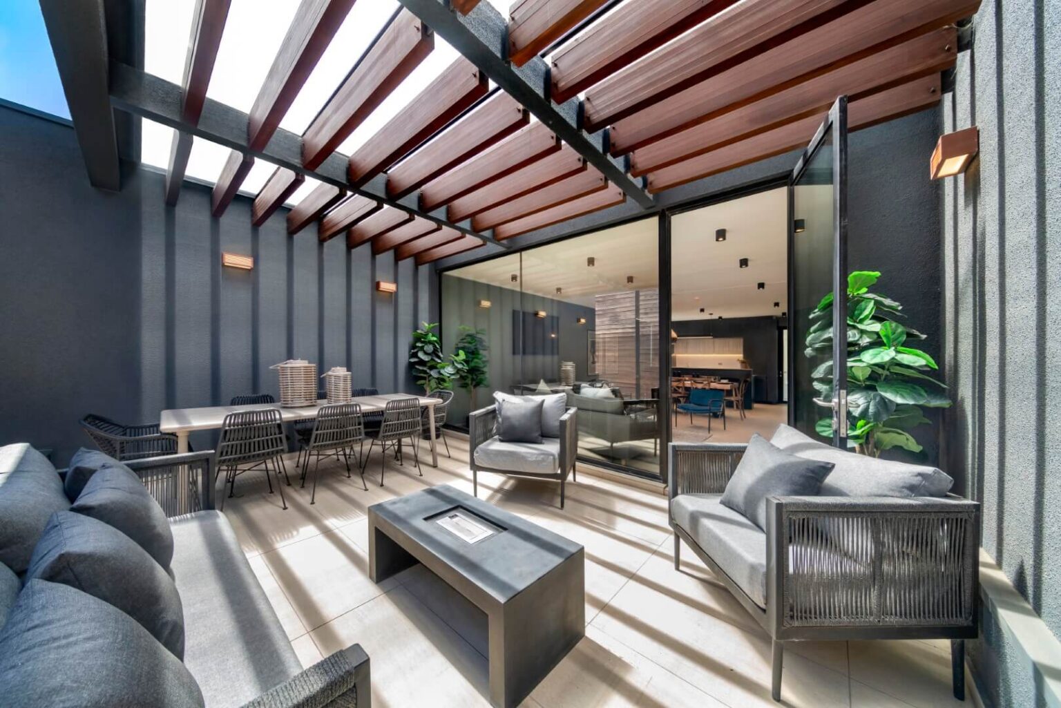 Terraza con fogón exterior
Ideal para compartir historias o una buena conversación en familia o con amigos.
