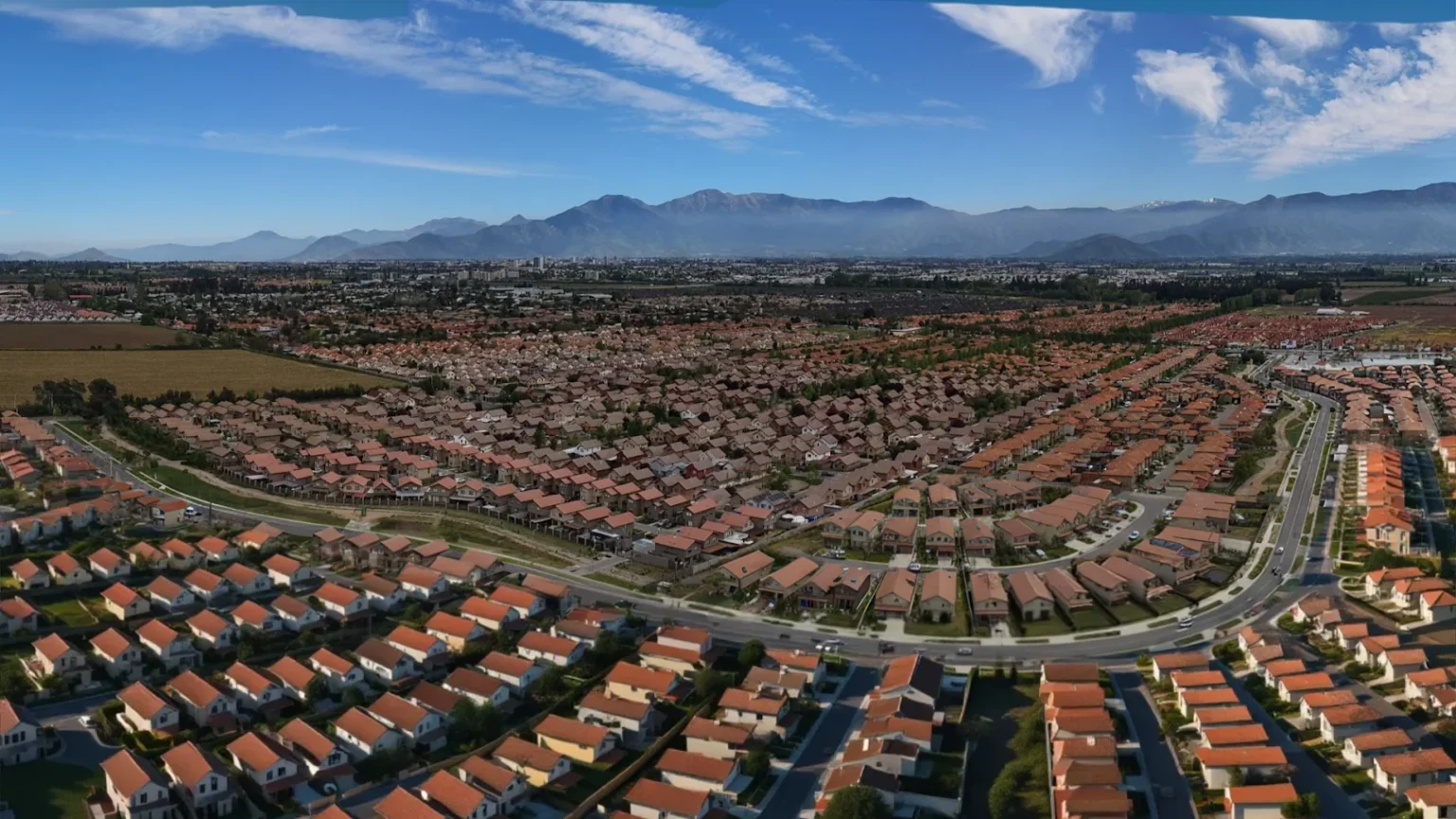 &Aacute;reas verdes y parques para una mejor calidad de vidaDisfruta de 18.000 m&sup2; de parques, &aacute;reas verdes y zonas de juegos, ideales para que ni&ntilde;os y adultos vivan al aire libre, con vistas a la cordillera y un entorno natural que promueve una vida tranquila, activa y en comunidad.