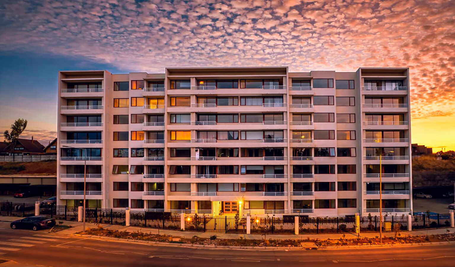 Exclusividad y privacidad en cada nivel
Edificio de 8 pisos, con solo 4 departamentos por piso, lo que garantiza mayor privacidad, tranquilidad y confort. Adem&aacute;s, cuenta con hall de accesos independientes, entregando una experiencia de llegada m&aacute;s c&oacute;moda y segura.

