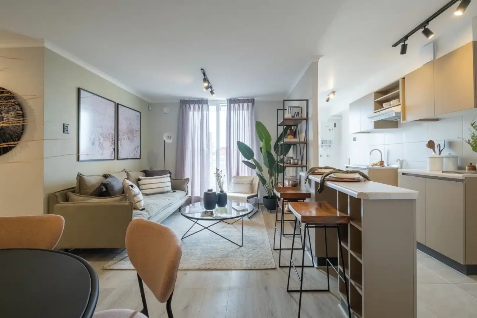 El escenario de tus mejores momentos
Disfruta la calidez de un living dise&ntilde;ado para el encuentro. Un espacio amplio, luminoso y acogedor, pensado para compartir las tardes en familia y crear los mejores recuerdos en la comodidad de tu nuevo hogar.

